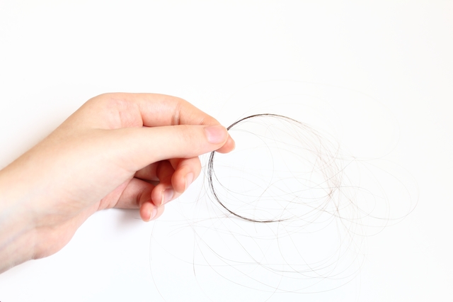 【育毛の基礎知識】正常な抜け毛と女性型脱毛症（薄毛）の違いって？
