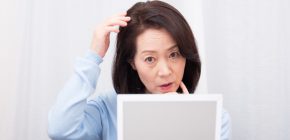 【育毛の基礎知識】女性の抜け毛（薄毛）の原因とは？